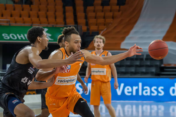 赖于裁判个 赖于裁判个